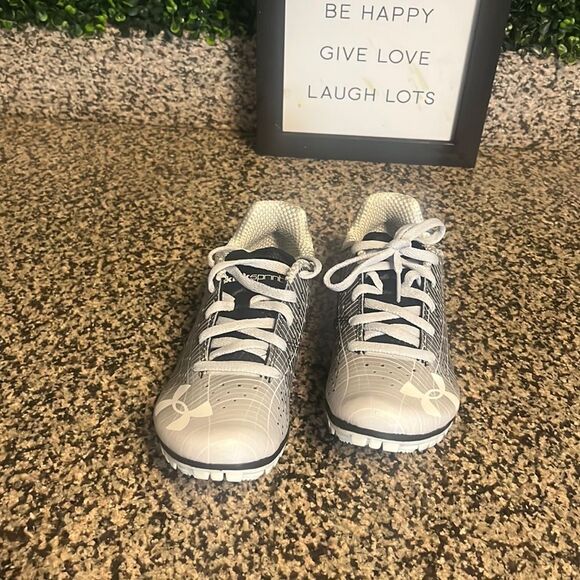 Boys UNDER ARMOR RACE SHOES - Picture 1 of 6